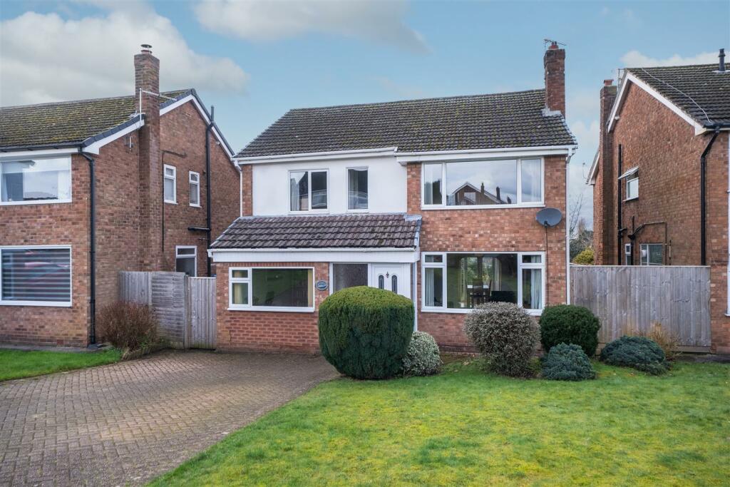 4 bedroom detached house for sale in Sandown Crescent, Cuddington