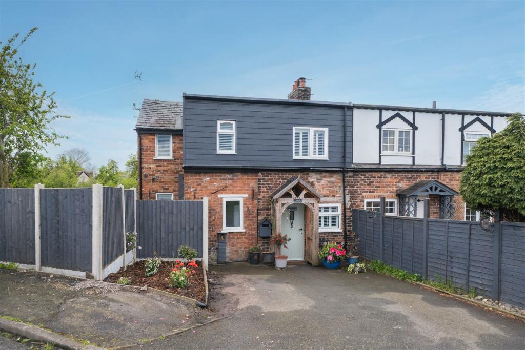 3 bedroom semidetached house for sale in Runcorn Road, Little Leigh