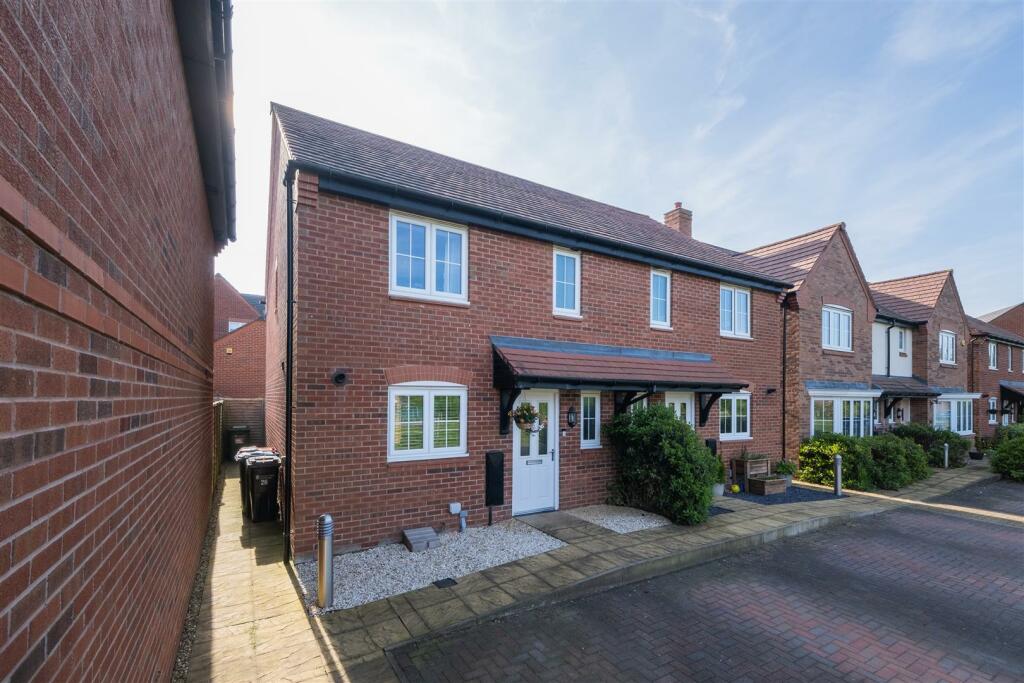 3 bedroom semidetached house for sale in Holcroft Drive, Cuddington
