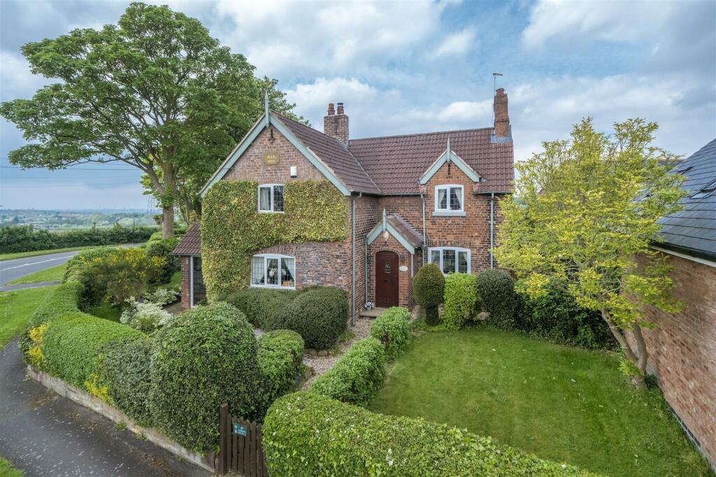 4 bedroom detached house for sale in Chester Road, Sutton Weaver, WA7