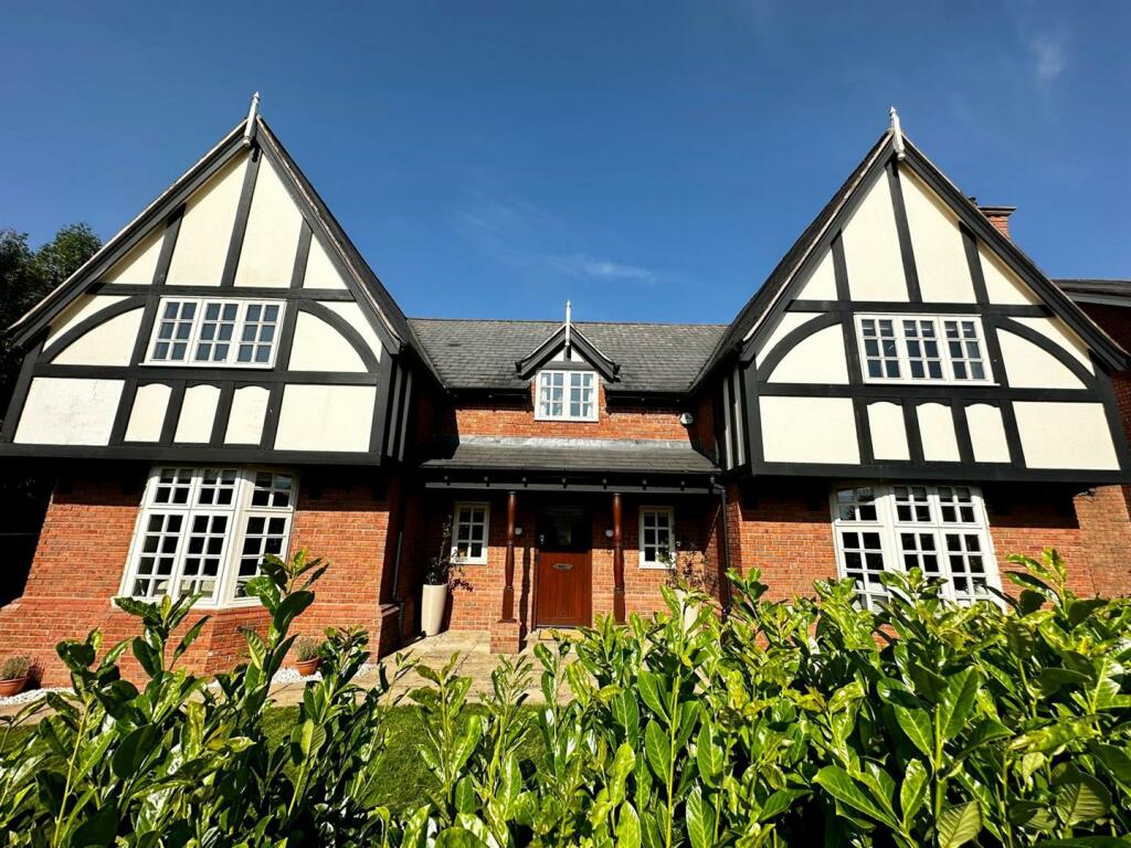 5 bedroom detached house for sale in Chiltern Close, Weston, Cheshire, CW2