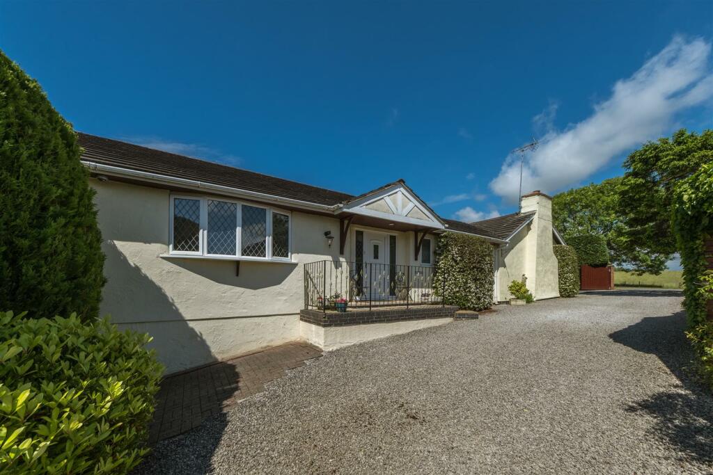 3 bedroom detached bungalow for sale in Delamere Road, Norley, Frodsham