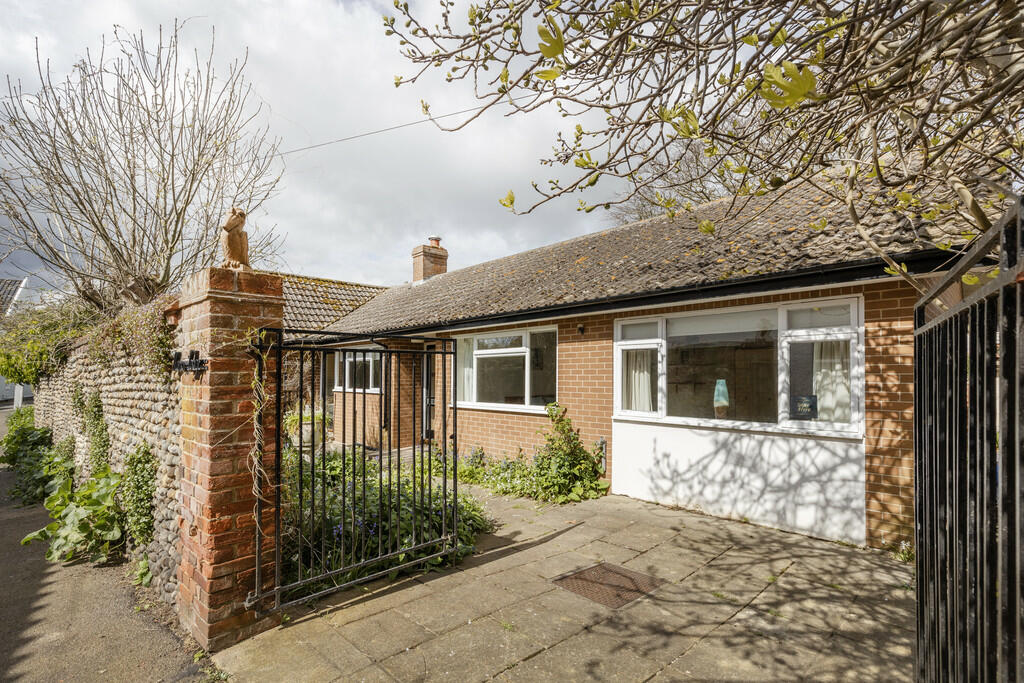 3 bedroom detached bungalow for sale in Woodleys Yard, Southwold, IP18
