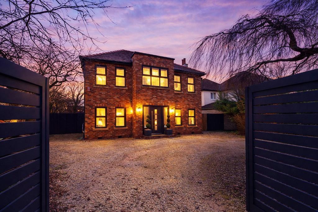 Main image of property: Breeze Road, Birkdale, Southport, Merseyside, PR8 2HG