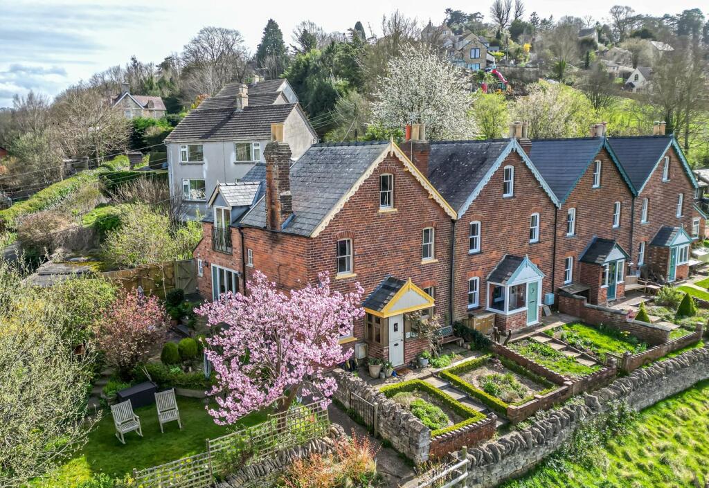 4 bedroom end of terrace house for sale in Western Terrace, GL5