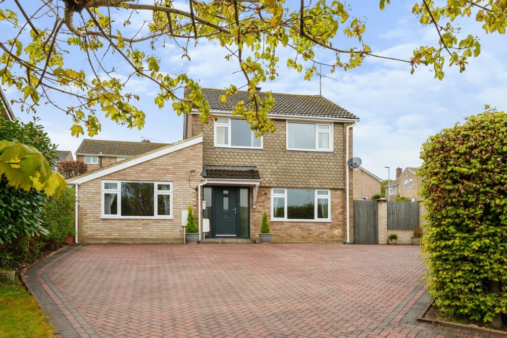 3 bedroom detached house for sale in Barrowfield Road, Whiteshill
