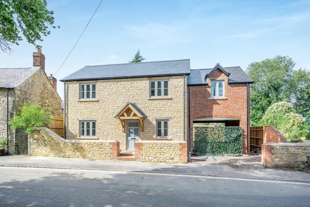 4 bedroom detached house for sale in Mill Road Whitfield Brackley