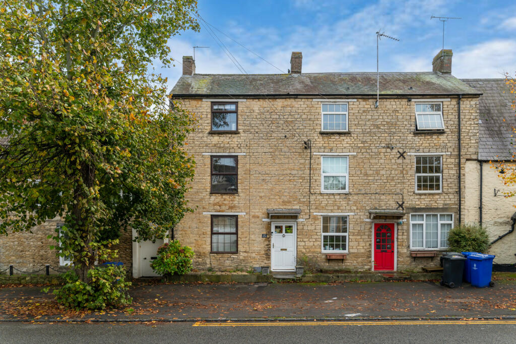 3 bedroom cottage for sale in High Street Brackley, Northamptonshire, NN13 7BN, NN13
