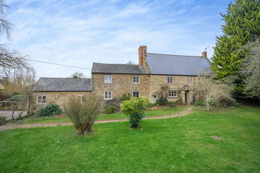 4 bedroom detached house for sale in High Street South Tiffield