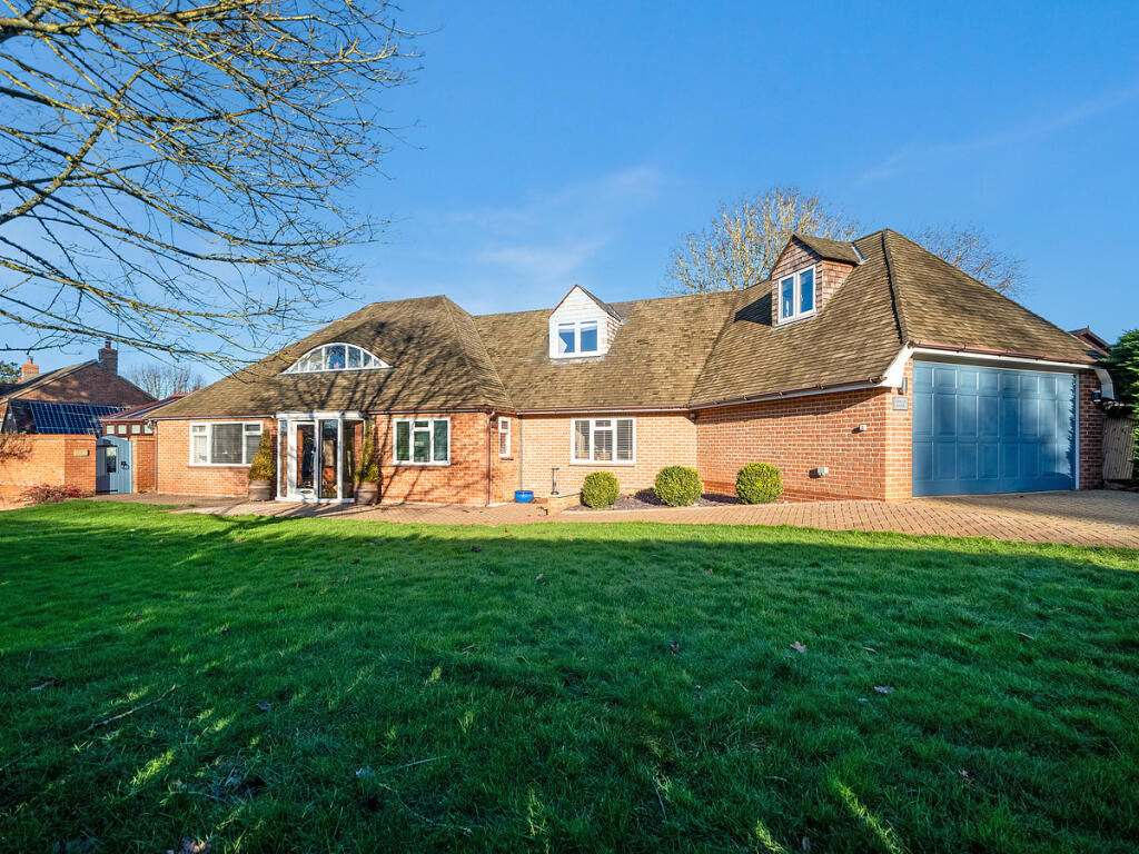 4 bedroom detached house for sale in Berry Hill Road Adderbury Banbury
