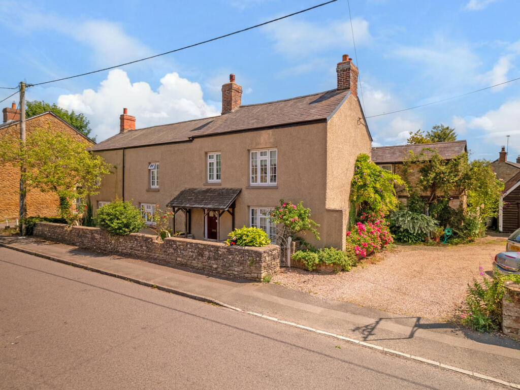 5 bedroom detached house for sale in High Street Croughton Brackley, Northamptonshire, NN13 5LT