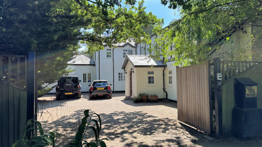 Main image of property: Spinning Wheel Lane Binfield, Berkshire, RG42 5QH