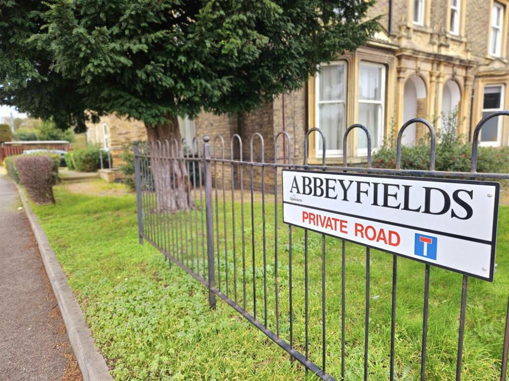 2 bedroom flat for rent in Abbeyfields, Peterborough, PE2