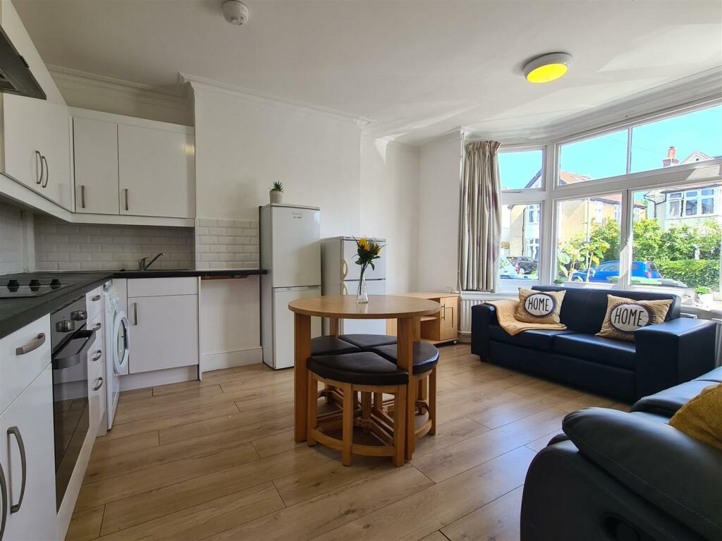 Additional property image - 27 Highworth Avenue, Cambridge, CB4 2BQ