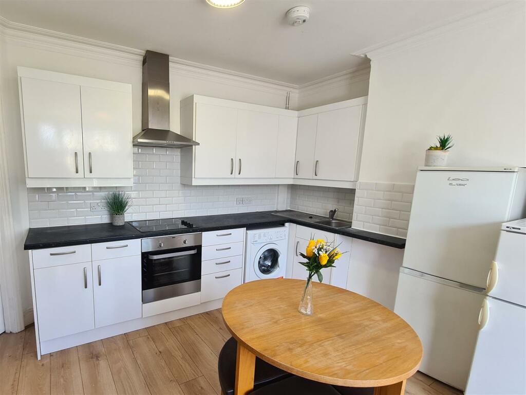 Additional property image - 27 Highworth Avenue, Cambridge, CB4 2BQ