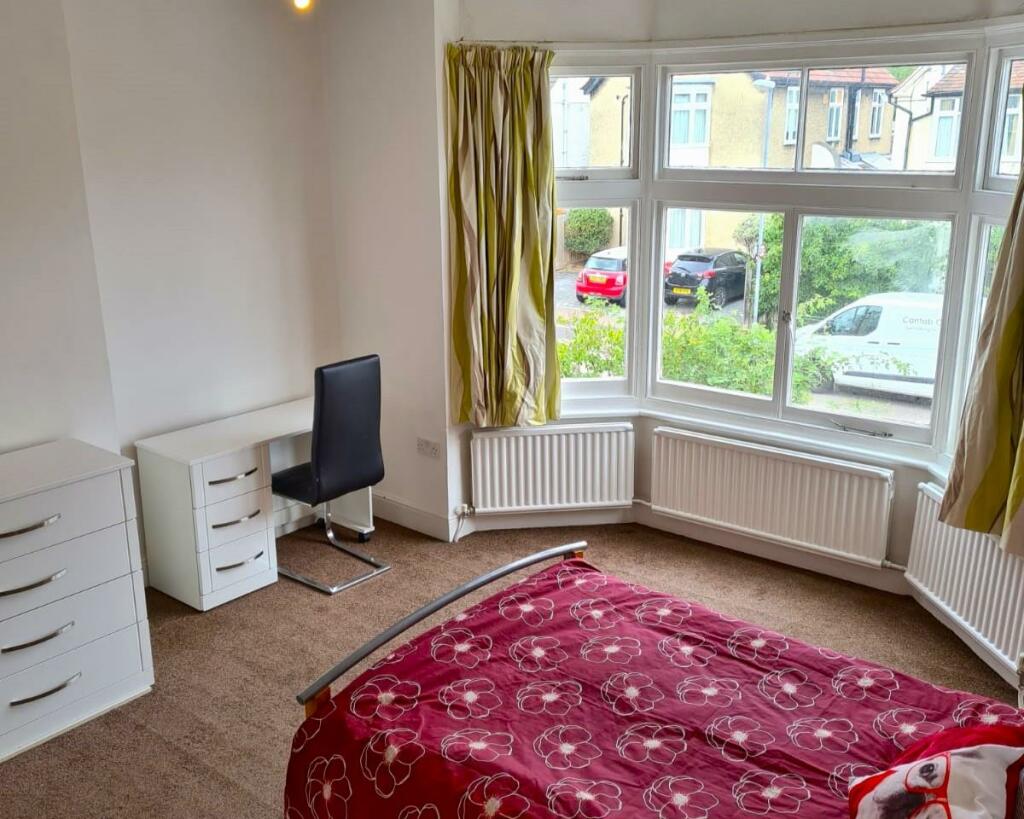 Additional property image - 27 Highworth Avenue, Cambridge, CB4 2BQ