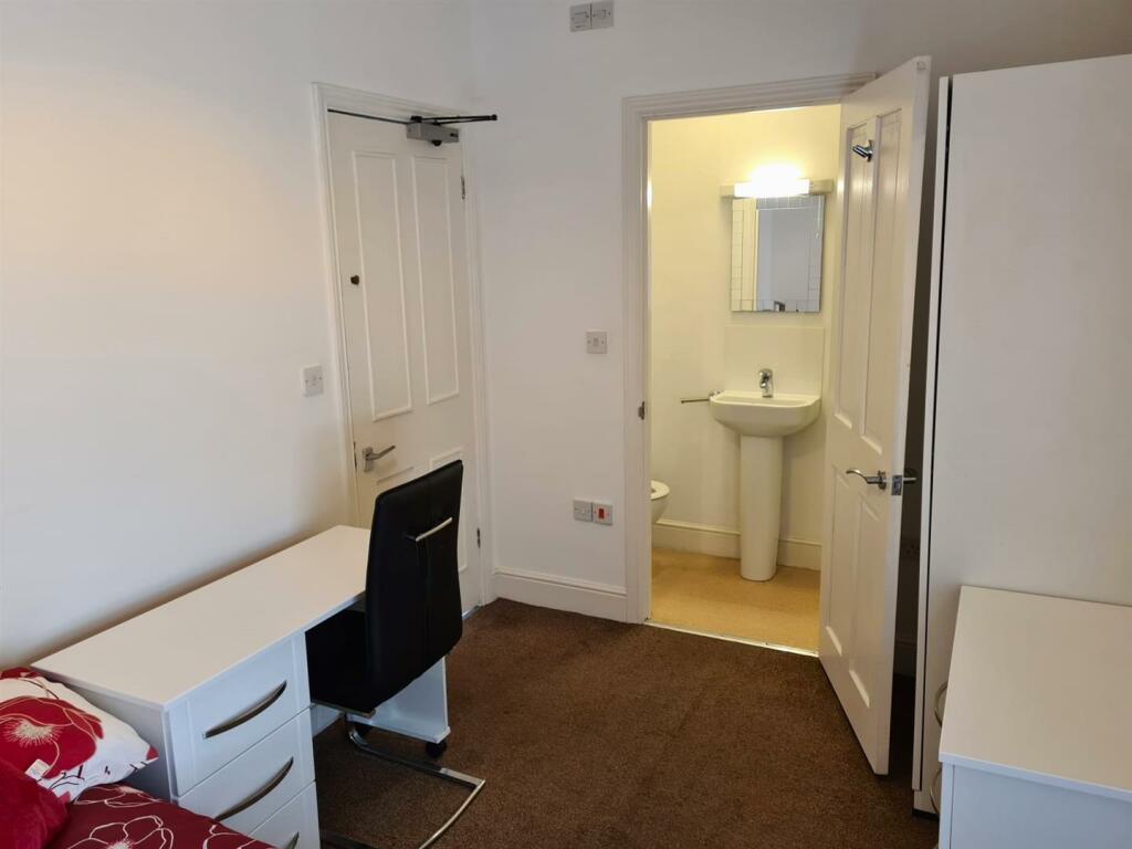 Additional property image - 27 Highworth Avenue, Cambridge, CB4 2BQ