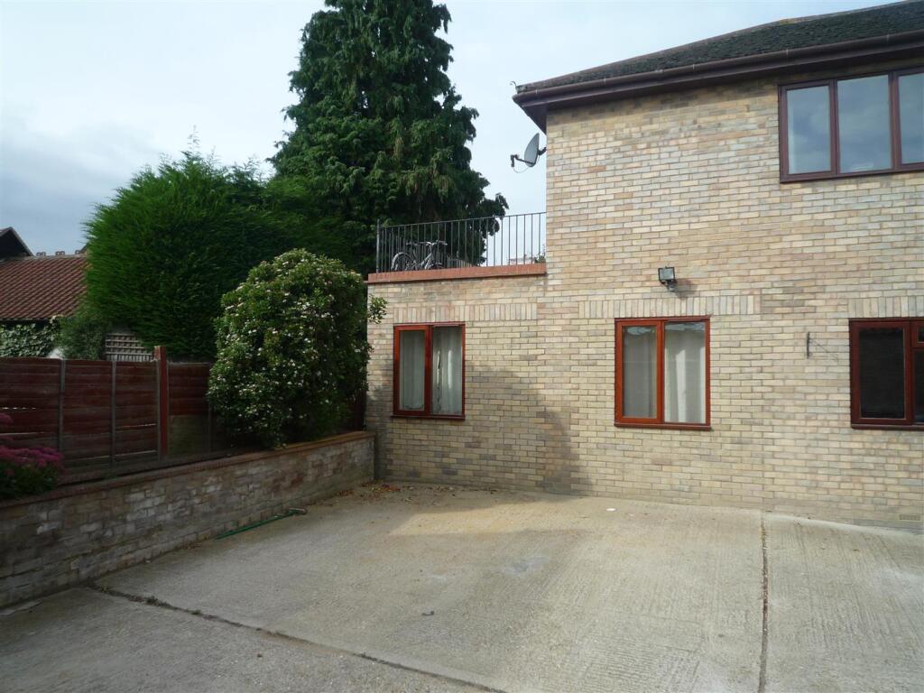 Main image of property: Flat 3, 42 Cambridge Street, Godmanchester, Huntingdon