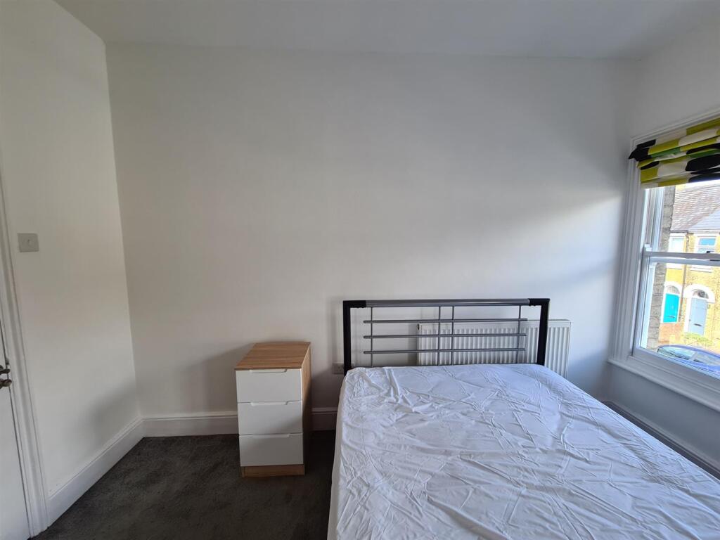 Main image of property: Room at 31 Priory Road, Cambridge, CB5 8HT