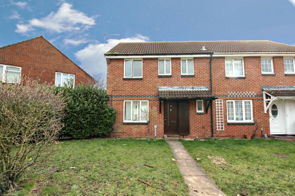 3 bedroom semi-detached house for rent in Rollesby Way, North Thamesmead, SE28