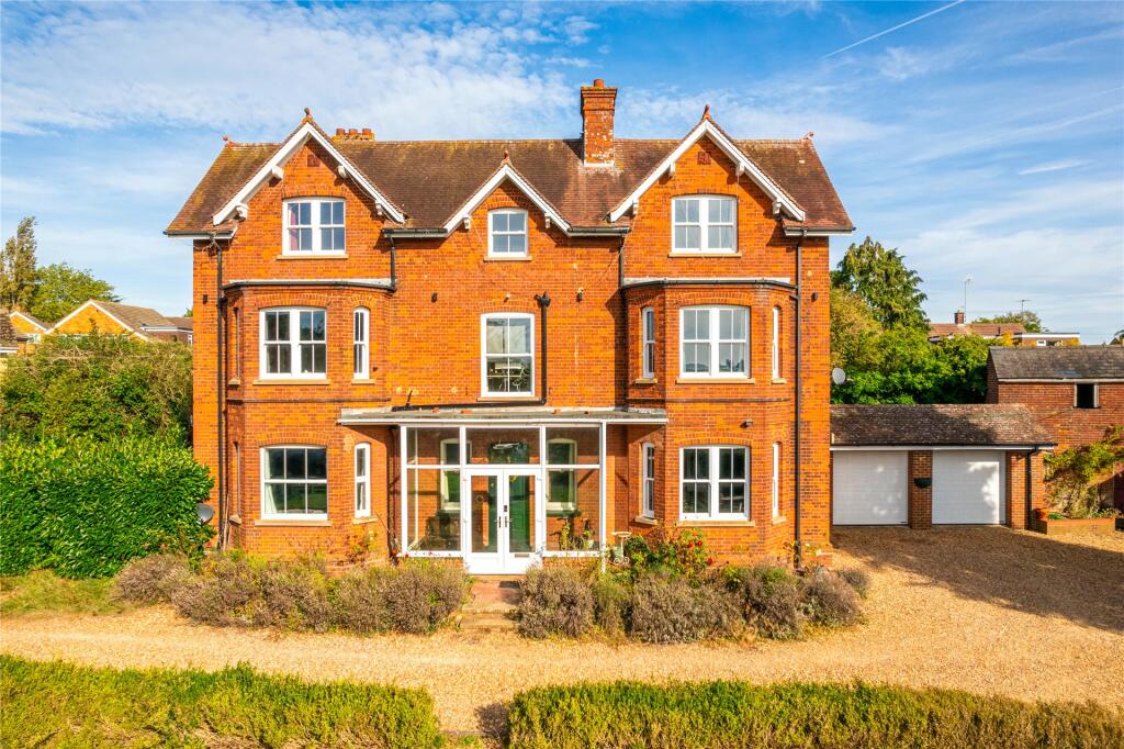 6 bedroom detached house for sale in Whitehill Road, Hitchin