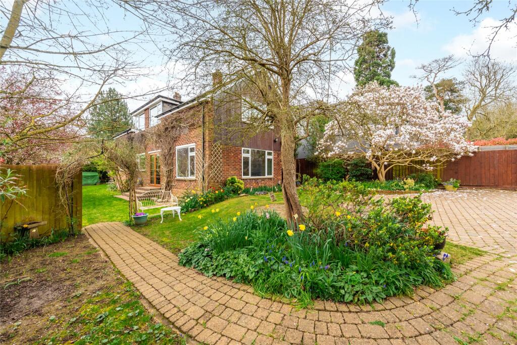 4 bedroom detached house for sale in Benslow Lane, Hitchin
