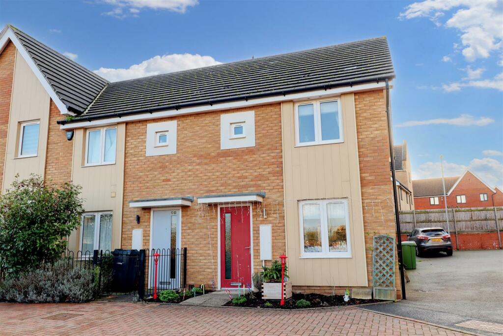 3 bedroom end of terrace house for sale in Poethlyn Drive, Costessey ...