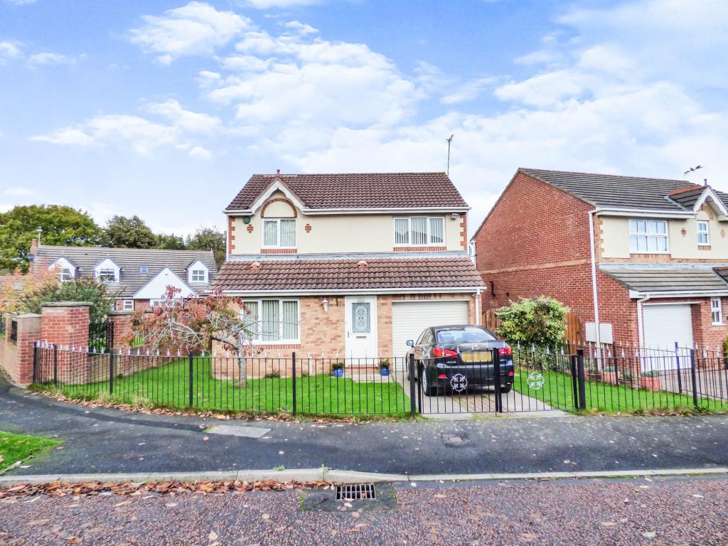 3 bedroom detached house for sale in Cowell Grove, Highfield, Rowlands