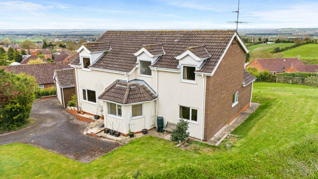 6 bedroom detached house for sale in Grimsby Road, Caistor