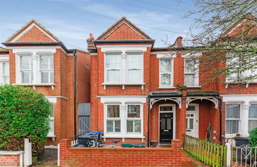 2 bedroom flat for sale in Park Road, Colliers Wood, SW19