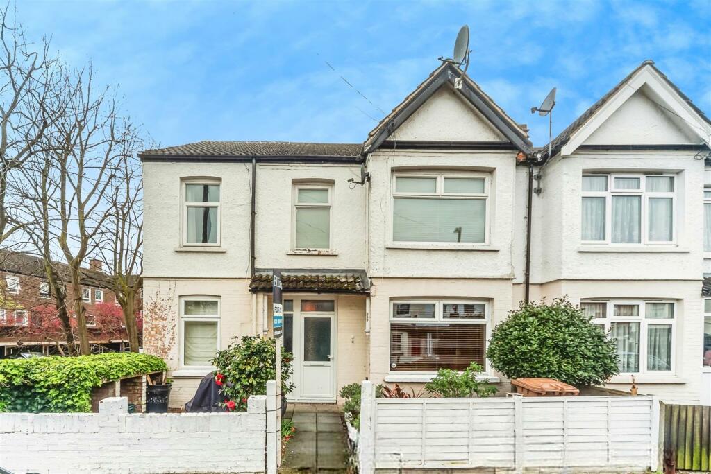 Studio flat for sale in Robinson Road, Colliers Wood, SW17