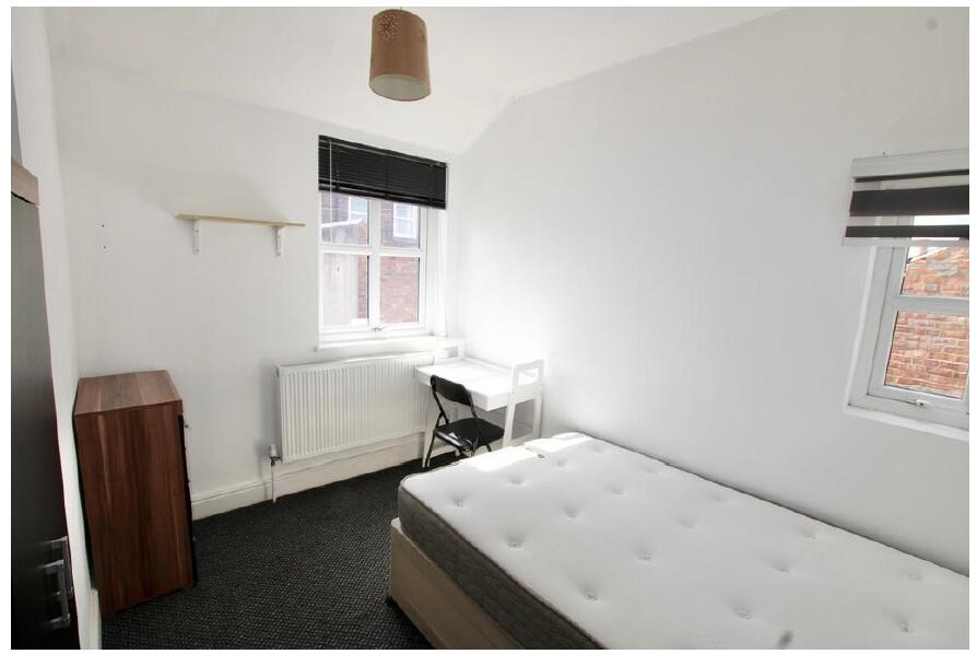 Main image of property: West Parade, Lincoln, LN1 1QT - Spacious Student House