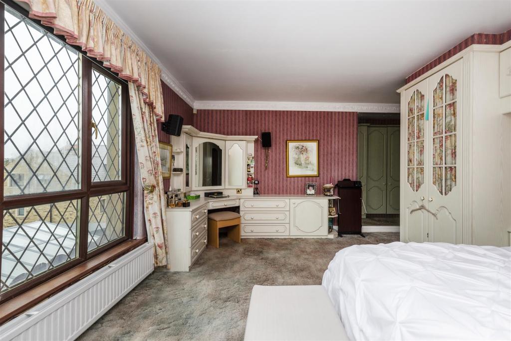 5 bedroom detached house for sale in Hoults Lane, Greetland, Halifax, HX4