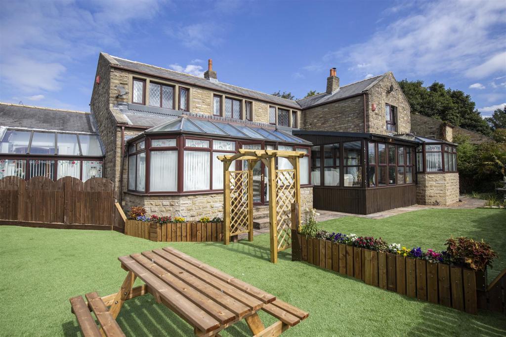 5 bedroom detached house for sale in Hoults Lane, Greetland, Halifax, HX4