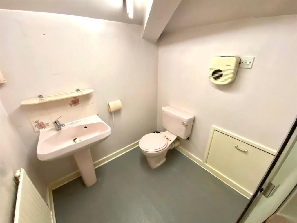 2 bedroom semidetached house for sale in Wakefield Road, Lightcliffe