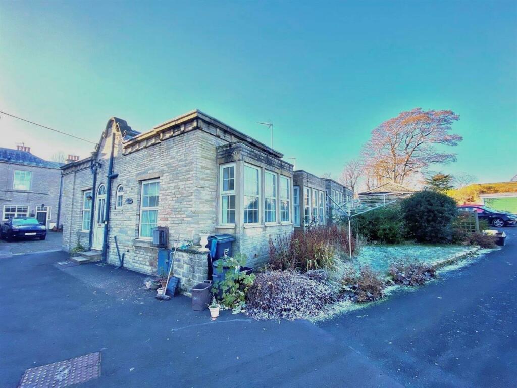 2 bedroom semidetached house for sale in Wakefield Road, Lightcliffe