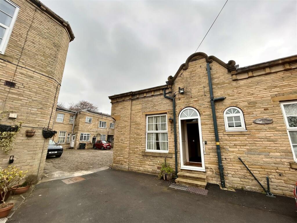 2 bedroom semidetached house for sale in Wakefield Road, Lightcliffe