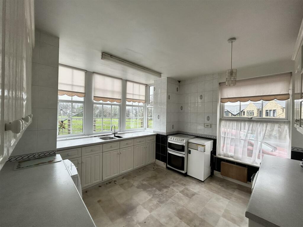 2 bedroom semidetached house for sale in Wakefield Road, Lightcliffe