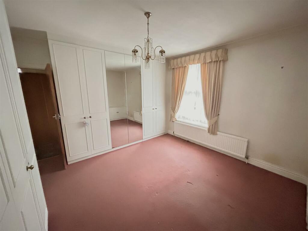 2 bedroom semidetached house for sale in Wakefield Road, Lightcliffe