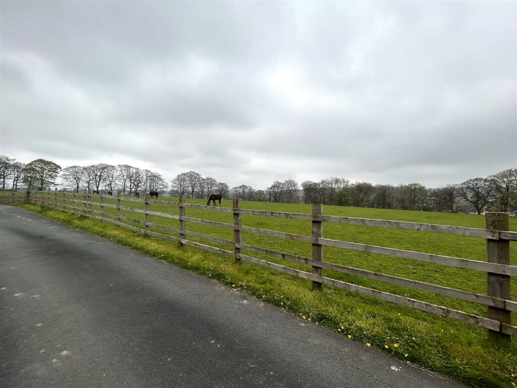 2 bedroom semidetached house for sale in Wakefield Road, Lightcliffe