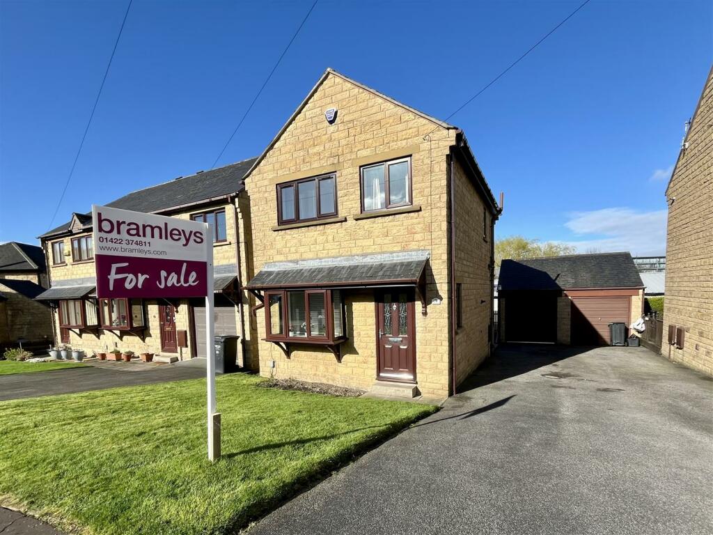3 bedroom detached house for sale in Caldercroft, Elland, HX5