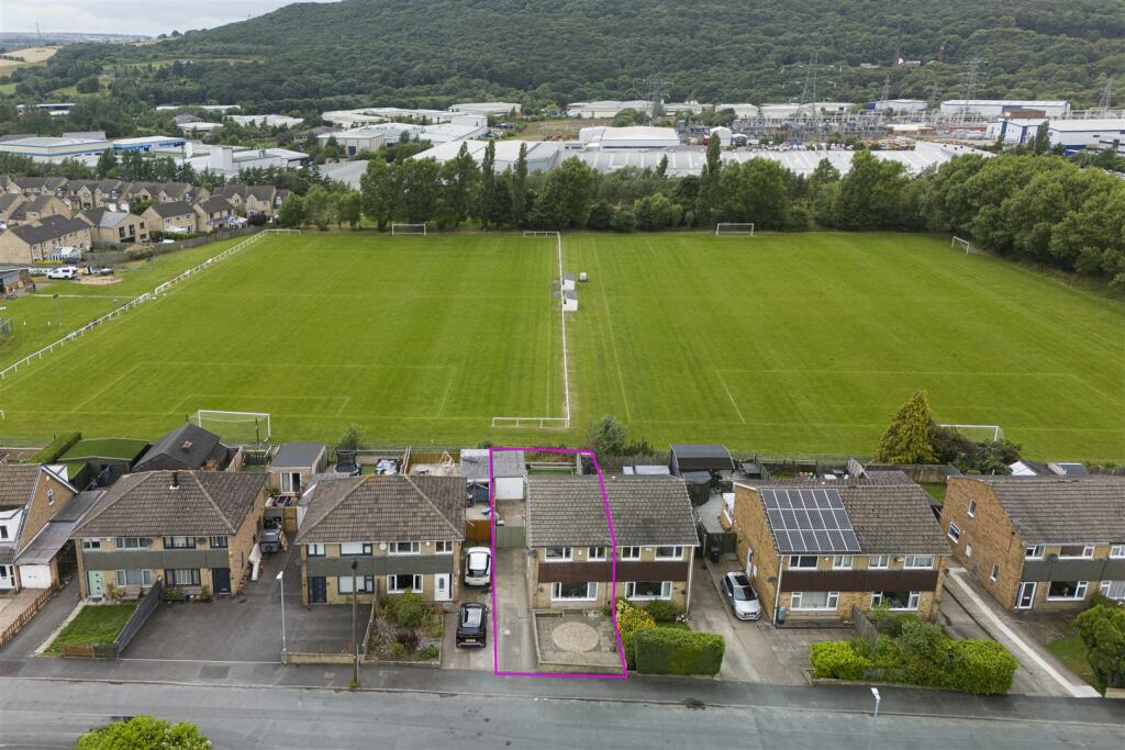 3 bedroom semidetached house for sale in Grasmere Drive, Elland, HX5