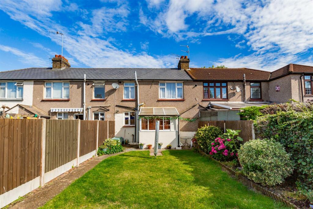 3 bedroom terraced house for sale in Ames Road, DA10