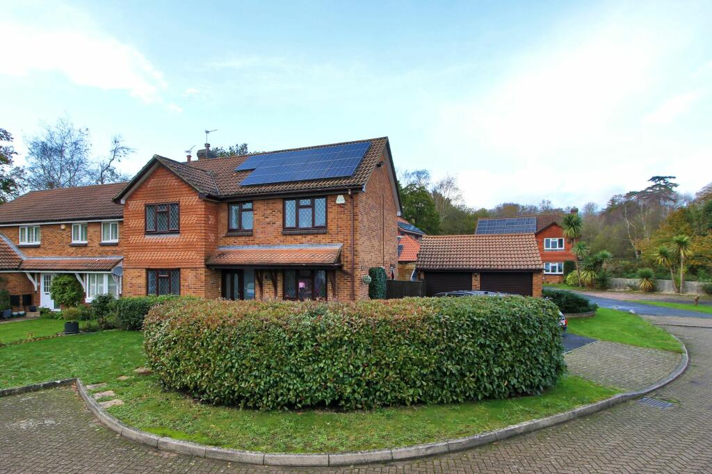 4 bedroom detached house for sale in Hart Close, Uckfield, TN22
