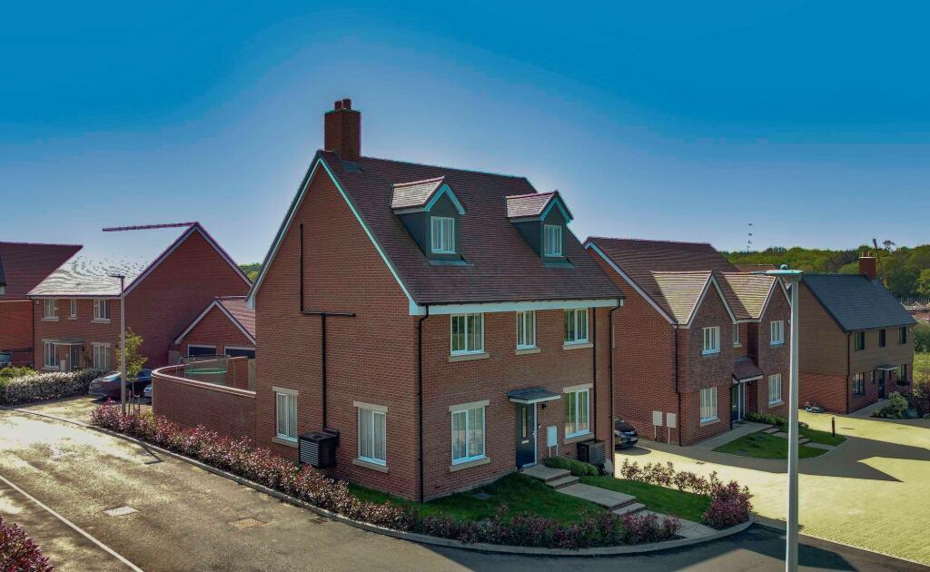 5 bedroom detached house for sale in Brome Grove, Ridgewood, TN22