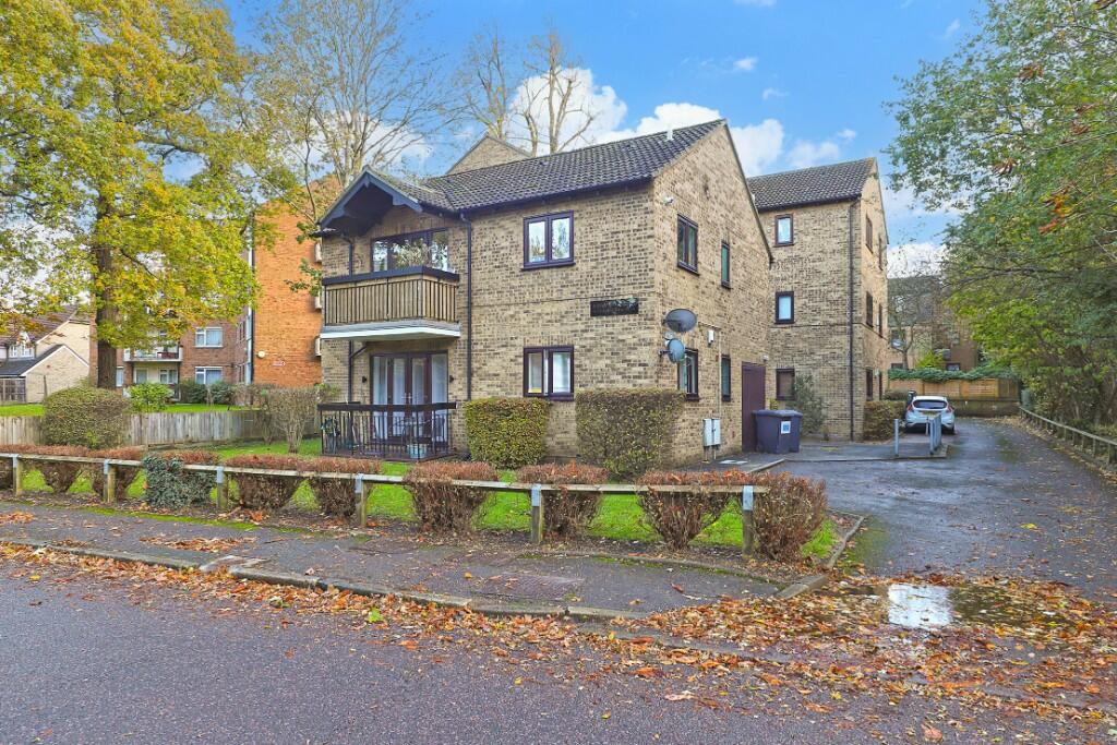 1 bedroom flat for sale in Epping New Road, Buckhurst Hill, Essex, IG9