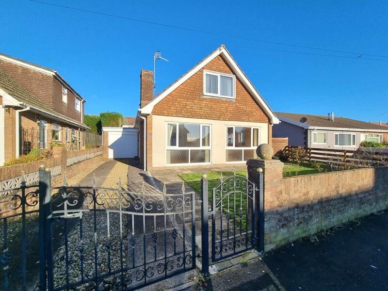 4 bedroom detached bungalow for sale in Rolls Avenue, Hengoed, CF82