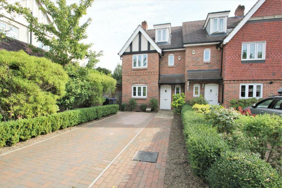 4 bedroom town house for rent in Woking , GU22
