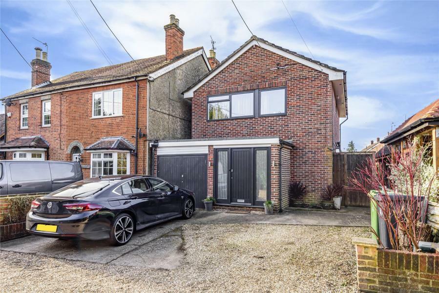 3 bedroom detached house for rent in Chobham, Woking, Surrey, GU24