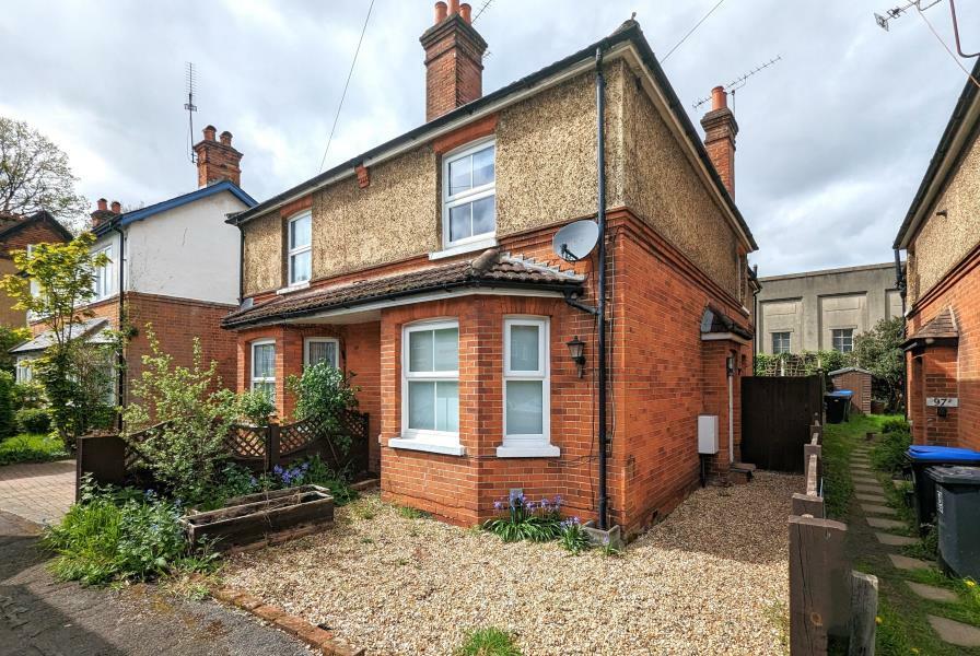 3 bedroom semidetached house for rent in Woking, Surrey, GU22